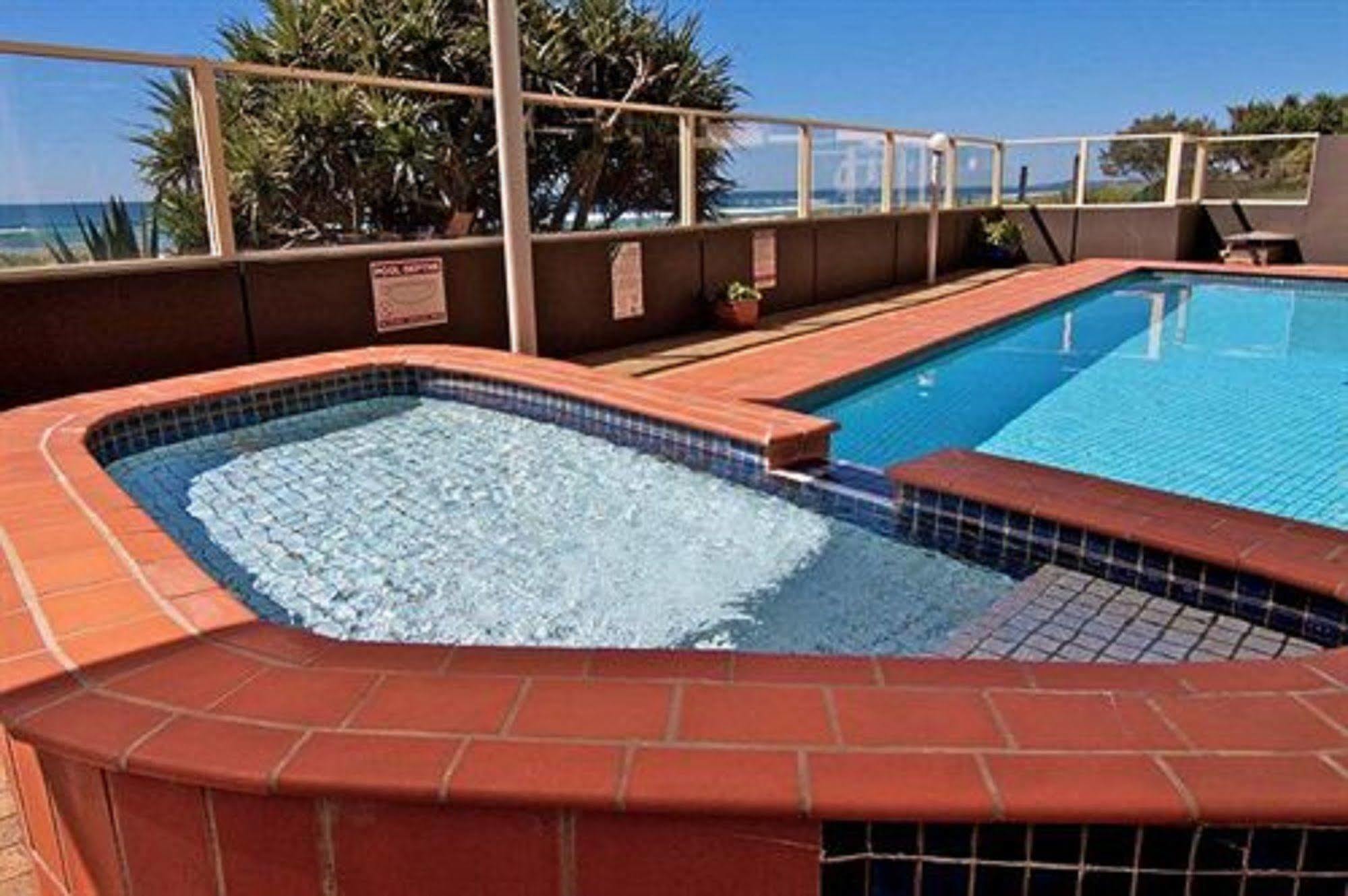 President Holiday Apartments - Absolute Beachfront Gold Coast Esterno foto