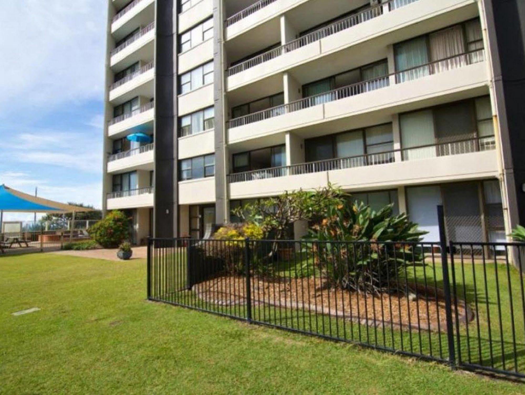 President Holiday Apartments - Absolute Beachfront Gold Coast Esterno foto